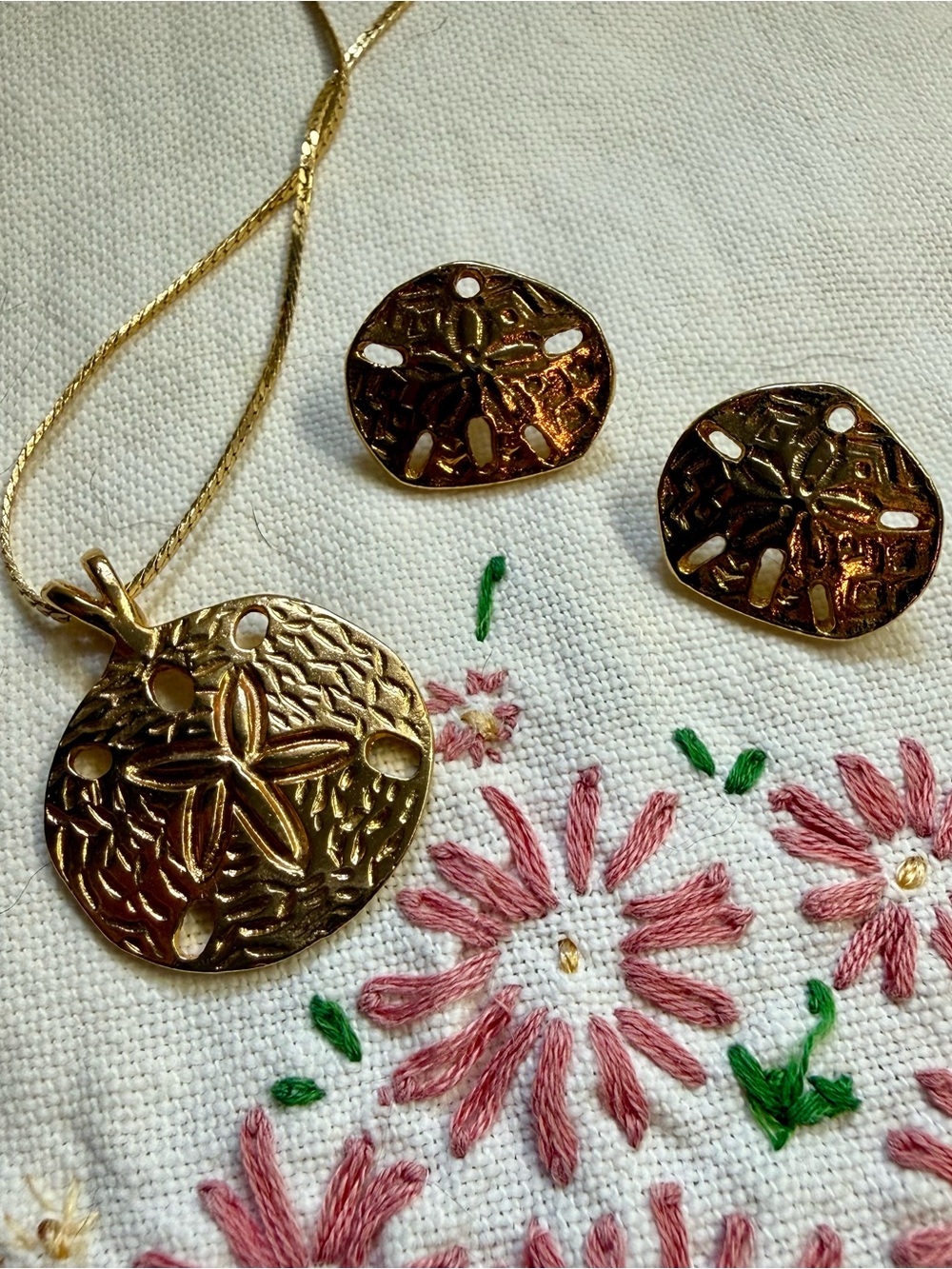 Gold Tone Vintage Style Sand Dollar Pendant Necklace and Stud Earrings Set - Picture 6 of 6